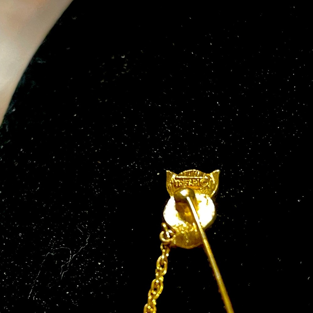 Sweet vintage Trifari stick pin - Picture 3 of 4
